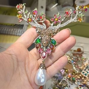 559 Elegant Multicolor Deer Brooch with Pearl Drop